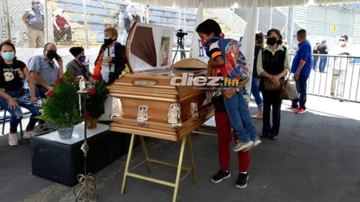 Llanto y consternación en el último adiós de Chelato Uclés en el estadio Nacional de Tegucigalpa