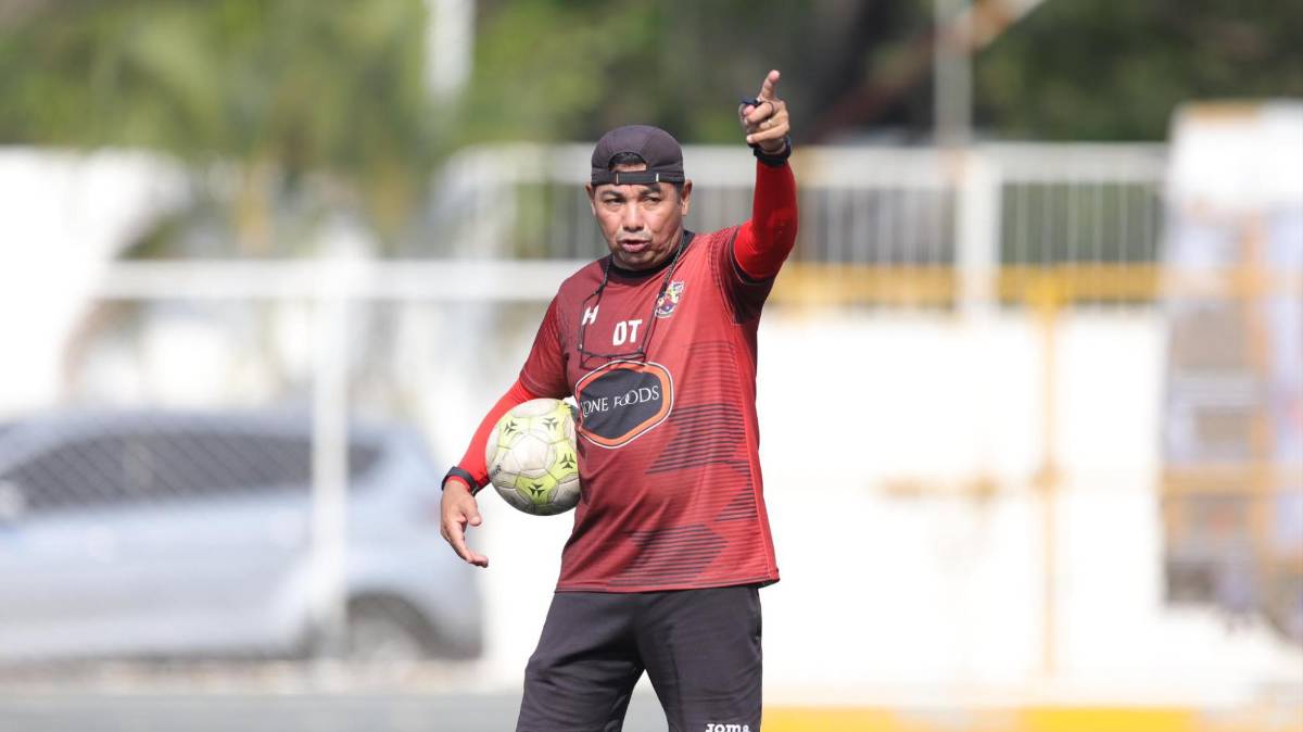 FOTOS: Carlo Costly se rehusa al retiro y así vive sus días como futbolista de Lone FC a sus 41 años de edad