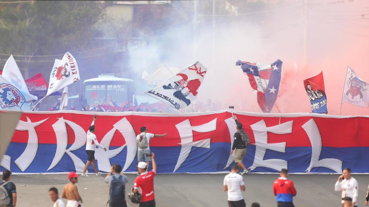Hasta el Chelito se unió: La épica entrada del Olimpia al Nacional y la fiesta que montó la Ultra Fiel en el Chelato Uclés