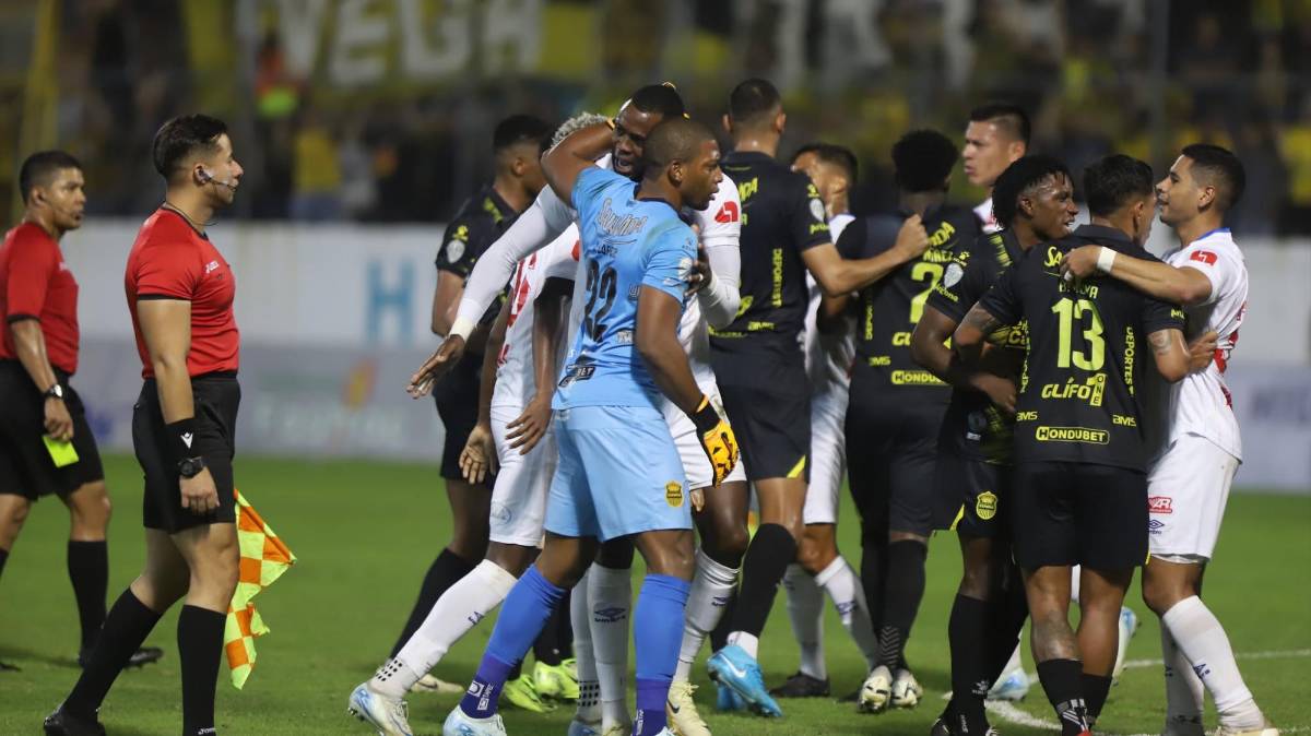 ¡Bronca en el clásico! Buba López estuvo incontrolable y el juego Real España vs Olimpia tuvo su nota negativa