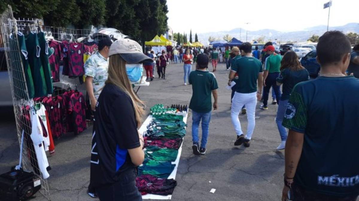Fotos: Afición catracha llega en gran número al estadio Azteca para apoyar a Honduras ante México