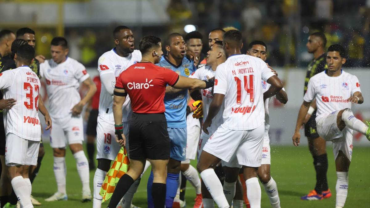 ¡Bronca en el clásico! Buba López estuvo incontrolable y el juego Real España vs Olimpia tuvo su nota negativa