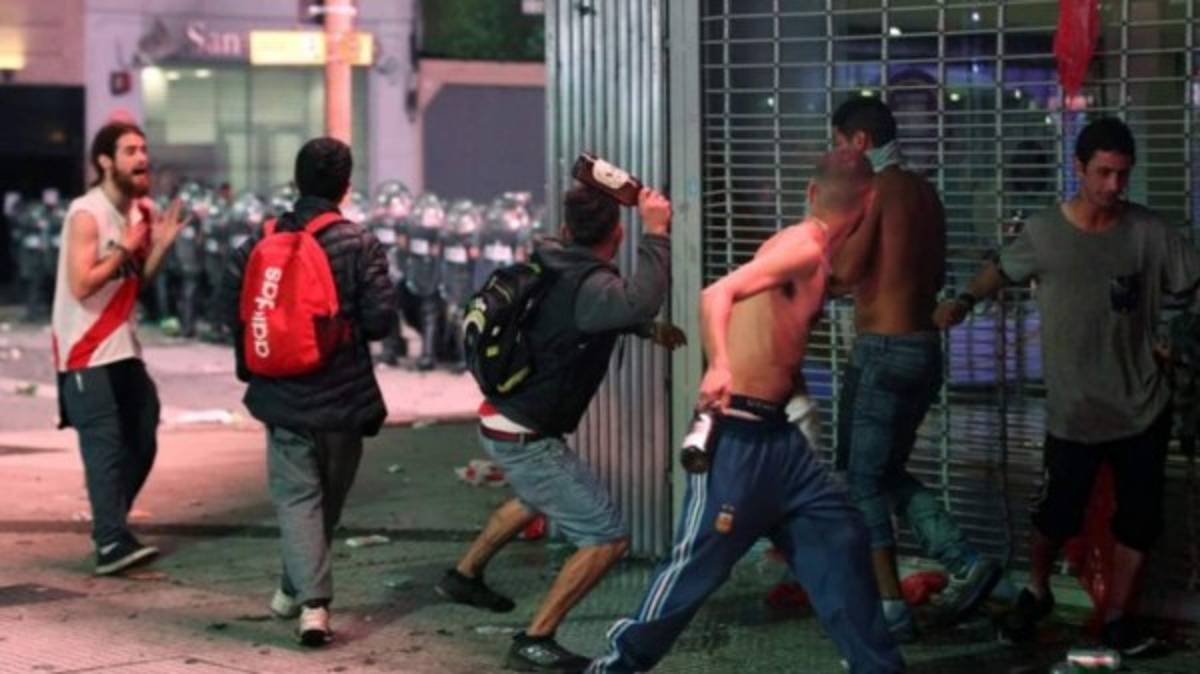 Balas, violencia y desaparecidos: festejo de afición de River termina en batalla campal