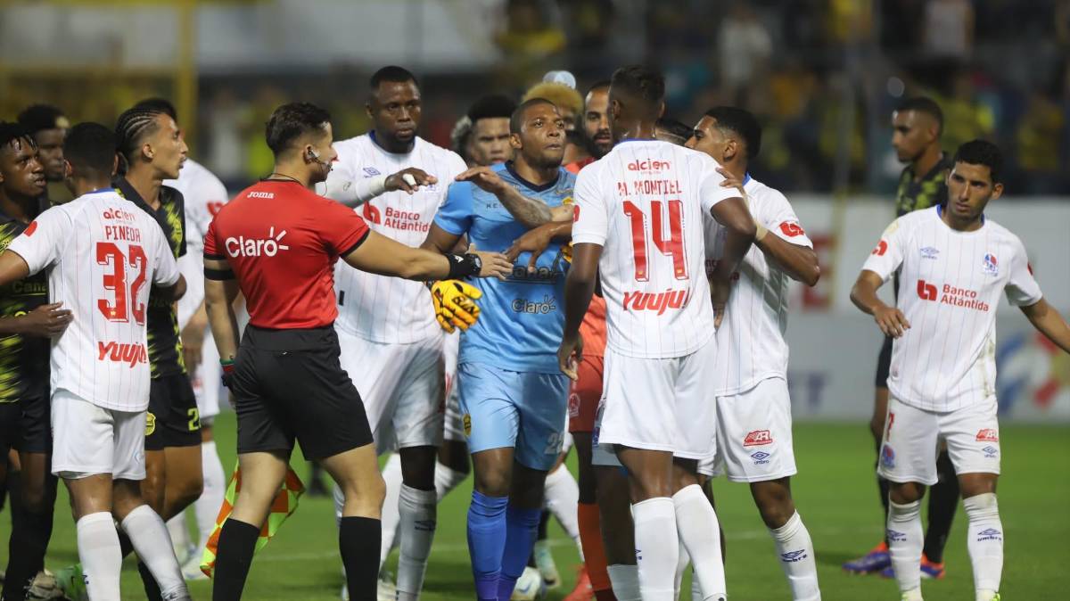 ¡Bronca en el clásico! Buba López estuvo incontrolable y el juego Real España vs Olimpia tuvo su nota negativa