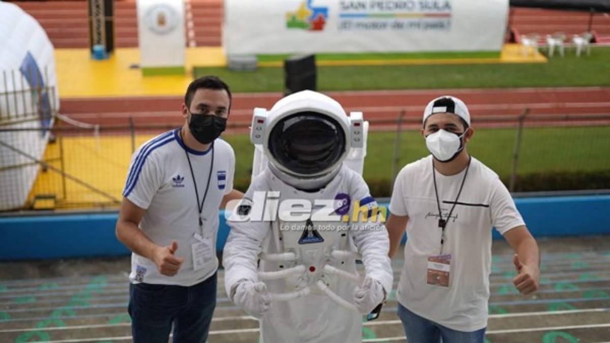 ¡Pancartas, Batman y un astronauta! El ambientazo en el Olímpico para el Honduras vs. Costa Rica