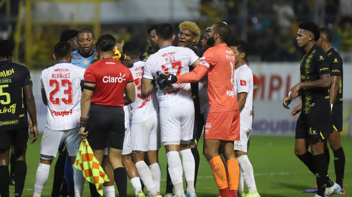 ¡Bronca en el clásico! Buba López estuvo incontrolable y el juego Real España vs Olimpia tuvo su nota negativa