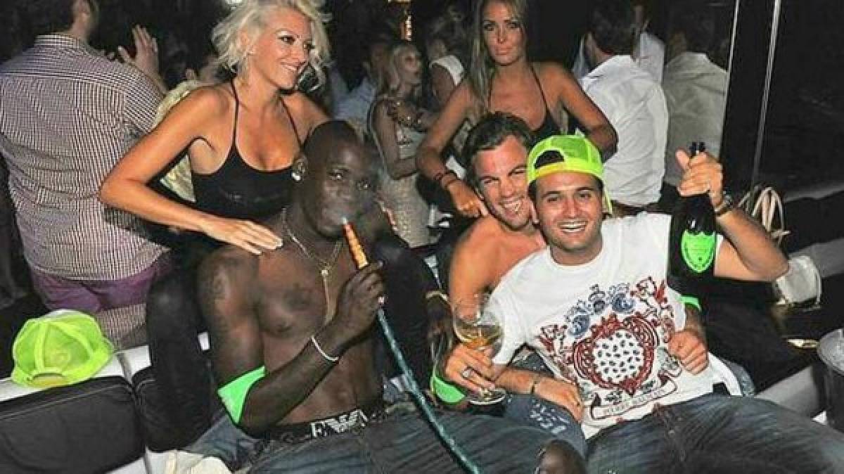 Mujeres, cárcel, mucho tabaco y despedido: Los escándalos que han frustrado la vida de Balotelli