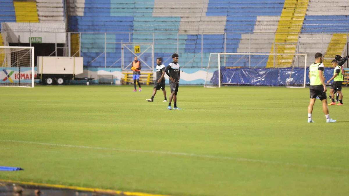 Nuevas caras y bajo una fuerte lluvia: Así fue el entrenamiento de la Selección de Honduras en el estadio Nacional