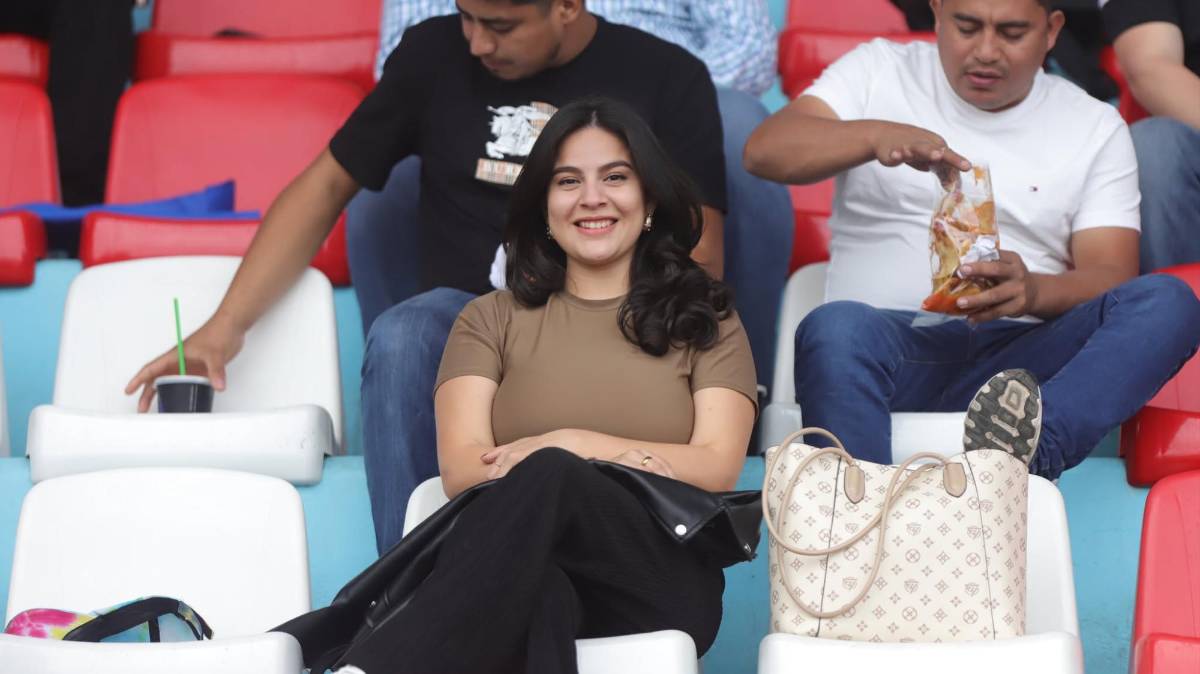 Derroche de belleza en la final: aficionadas, edecanes y presentadores disfrutan del Olimpia vs Motagua