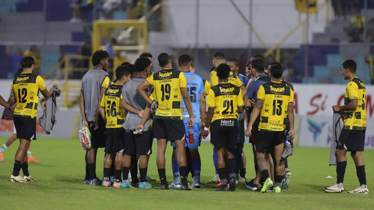 Frustración total en el plantel aurinegro y charla privada; locura de los olanchanos: lo que no se vio del Real España vs Juticalpa