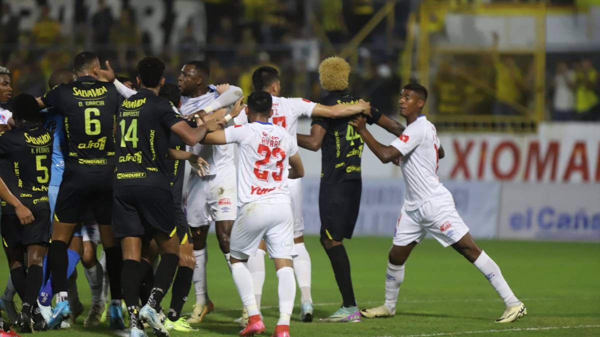 ¡Bronca en el clásico! Buba López estuvo incontrolable y el juego Real España vs Olimpia tuvo su nota negativa