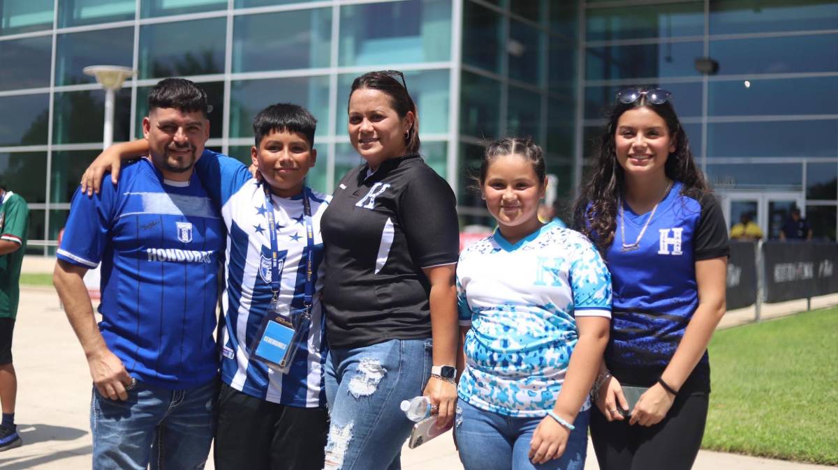 Bellas chicas y entusiasmo: aficionados de Honduras ponen a vibrar el NRG Stadium por la Copa Oro 2023
