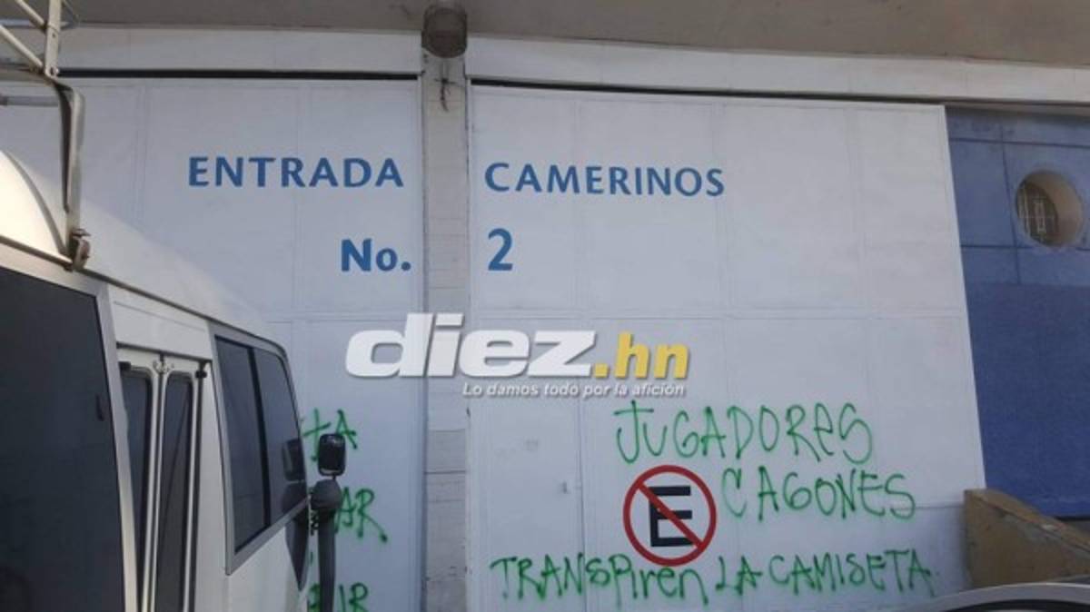 NO VISTE EN TV: Lluvia de huevos, pancartas en el Nacional y chicas lindas