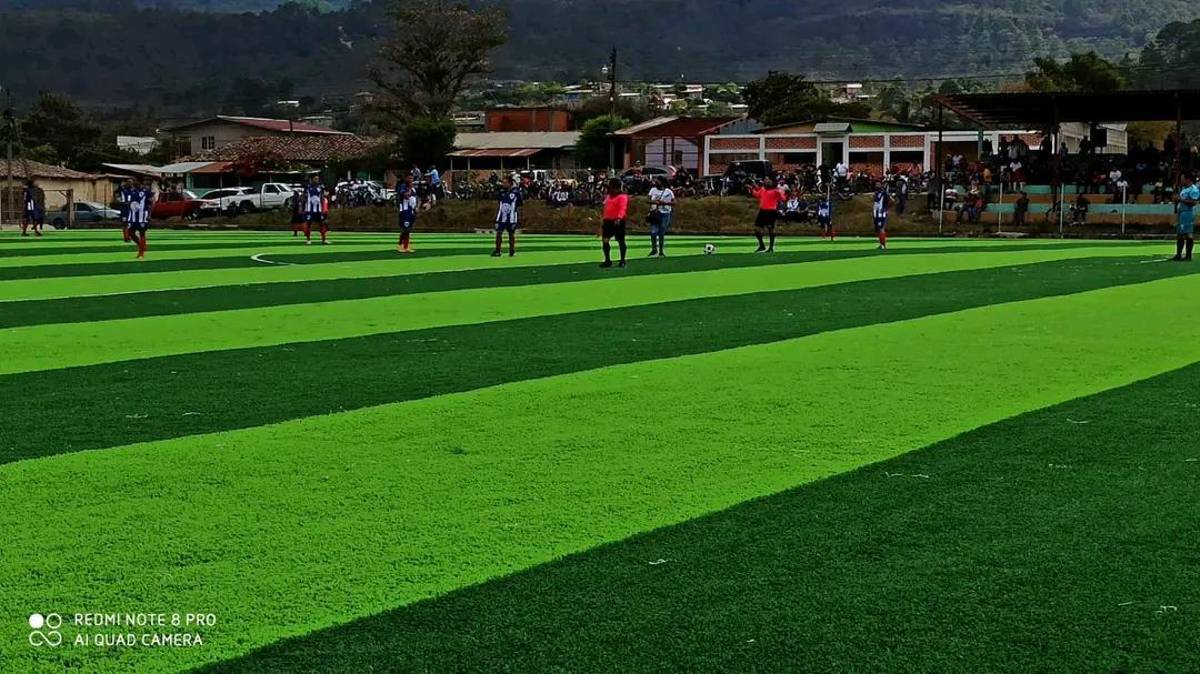 Después de ser un tierrero a esto: Inauguran hermoso campo de fútbol sinténtico en Marcala, La Paz