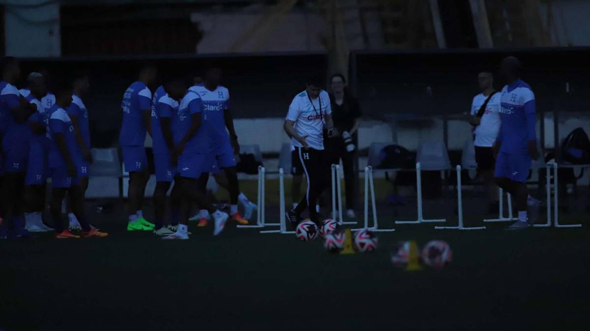 A “oscuras” entrenó la Selección de Honduras, Palma calienta motores y la charla de Rueda con el portero titular