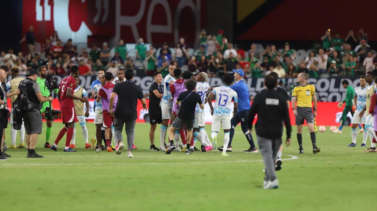Trifulca en el Honduras - Qatar, futbolista salió expulsado tras el fin del juego y lágrimas de Alberth Elis por su lesión