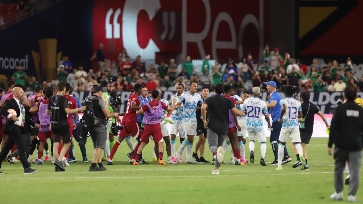 Trifulca en el Honduras - Qatar, futbolista salió expulsado tras el fin del juego y lágrimas de Alberth Elis por su lesión