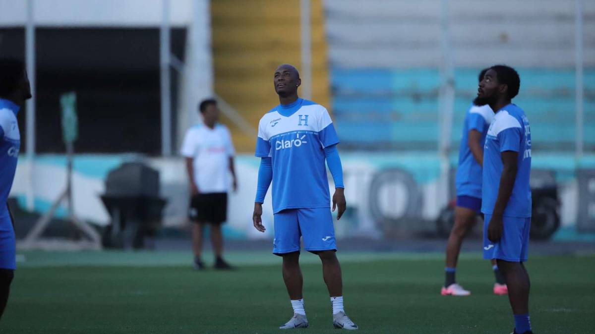 A “oscuras” entrenó la Selección de Honduras, Palma calienta motores y la charla de Rueda con el portero titular