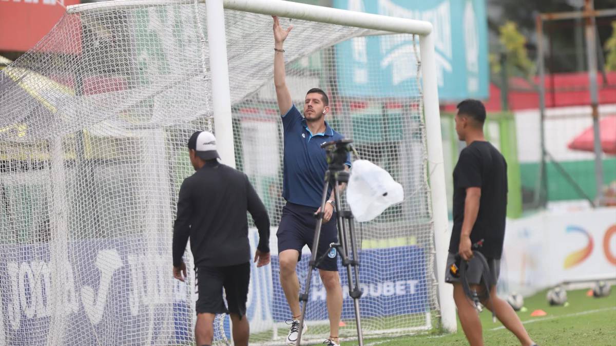 ¡El frío no fue obstáculo! Las bellezas destacan en el Marathón vs Victoria y los aficionados acompañan al Monstruo Verde