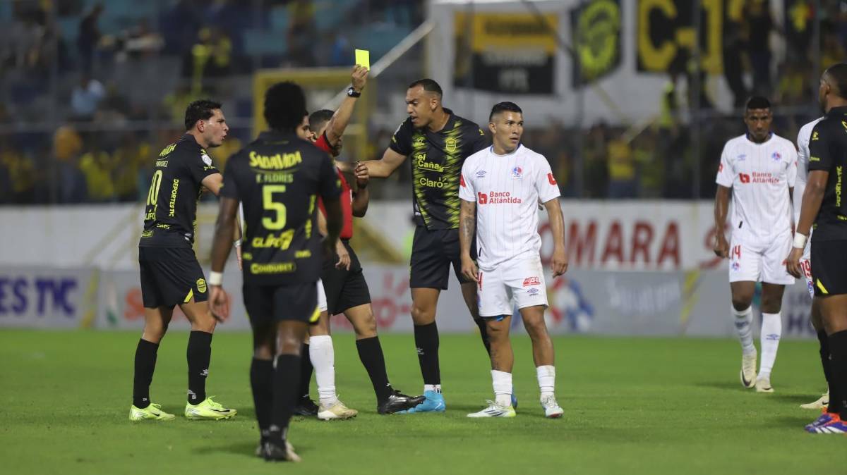 ¡Bronca en el clásico! Buba López estuvo incontrolable y el juego Real España vs Olimpia tuvo su nota negativa