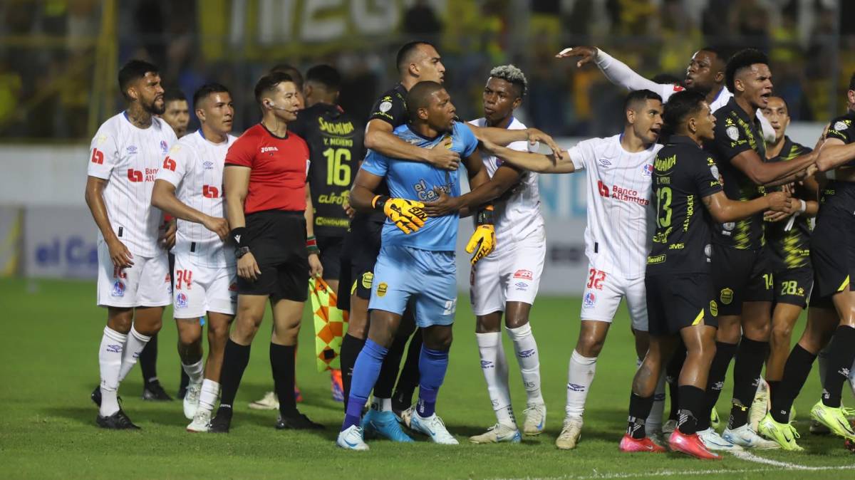 ¡Bronca en el clásico! Buba López estuvo incontrolable y el juego Real España vs Olimpia tuvo su nota negativa