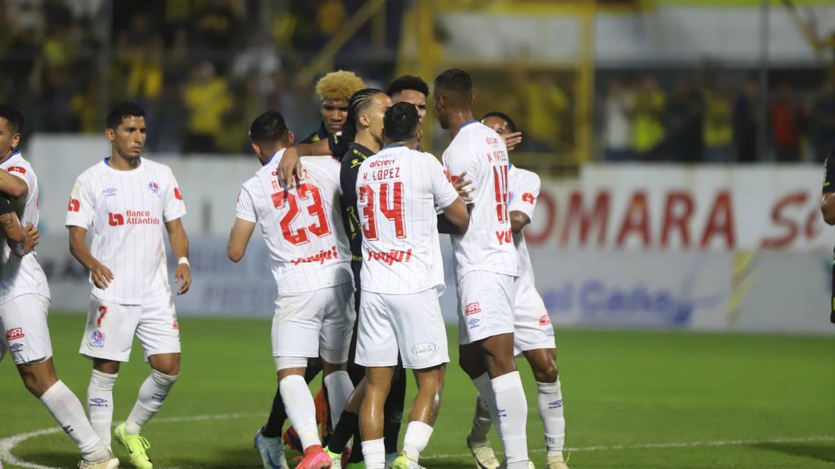 ¡Bronca en el clásico! Buba López estuvo incontrolable y el juego Real España vs Olimpia tuvo su nota negativa