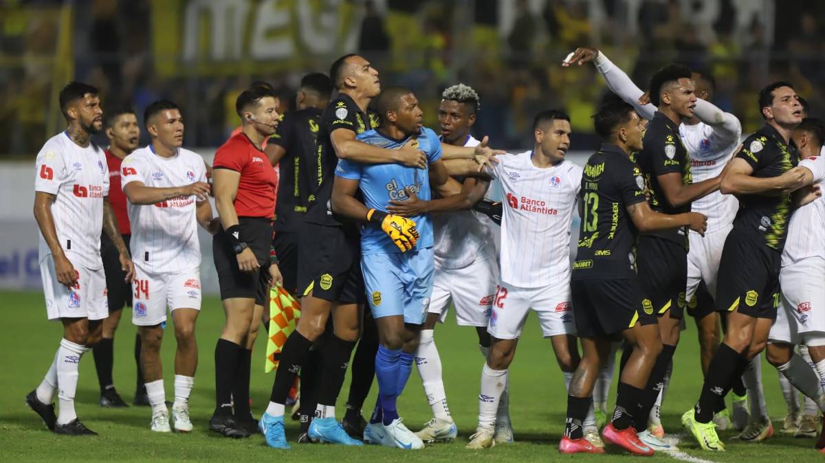 ¡Bronca en el clásico! Buba López estuvo incontrolable y el juego Real España vs Olimpia tuvo su nota negativa