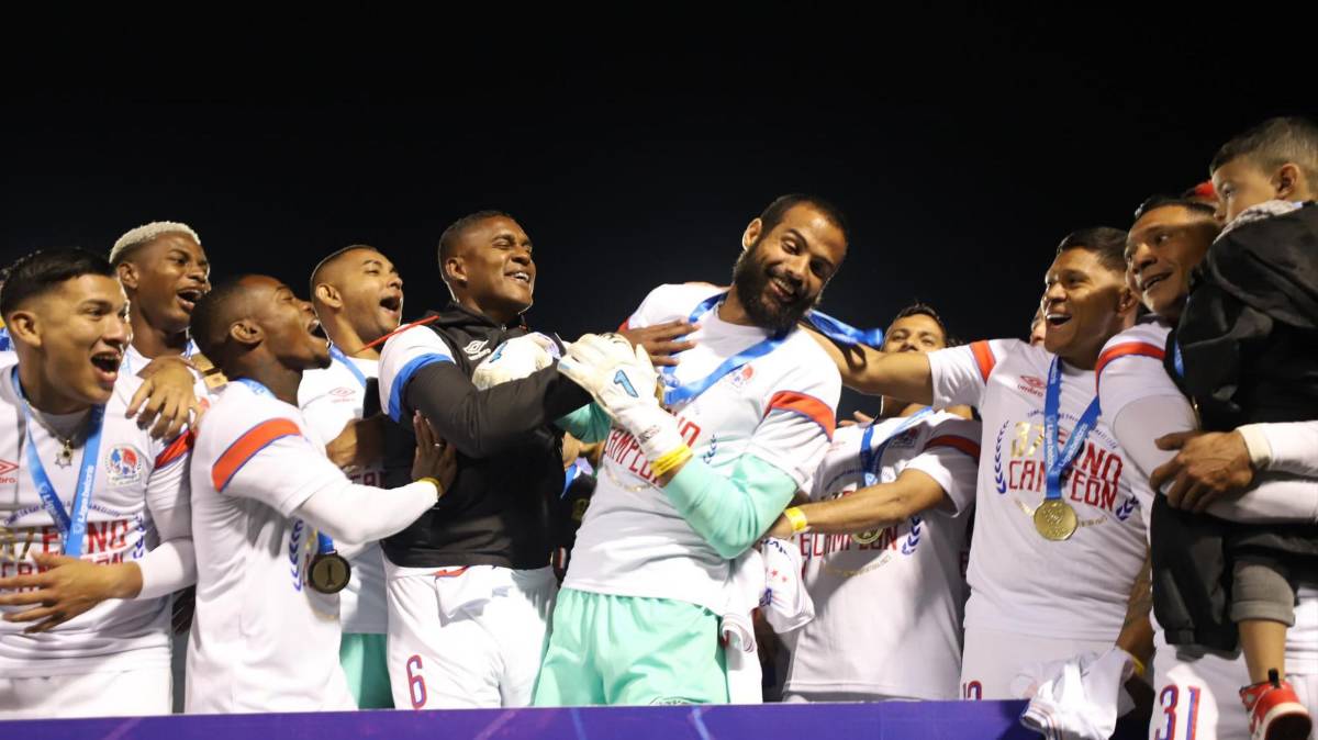 FOTOS: El que se robó el show en el festejo de Olimpia, el beso de Beckeles, legionarios presentes e invasión de cancha