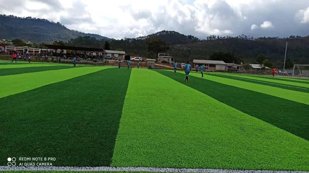 Después de ser un tierrero a esto: Inauguran hermoso campo de fútbol sinténtico en Marcala, La Paz