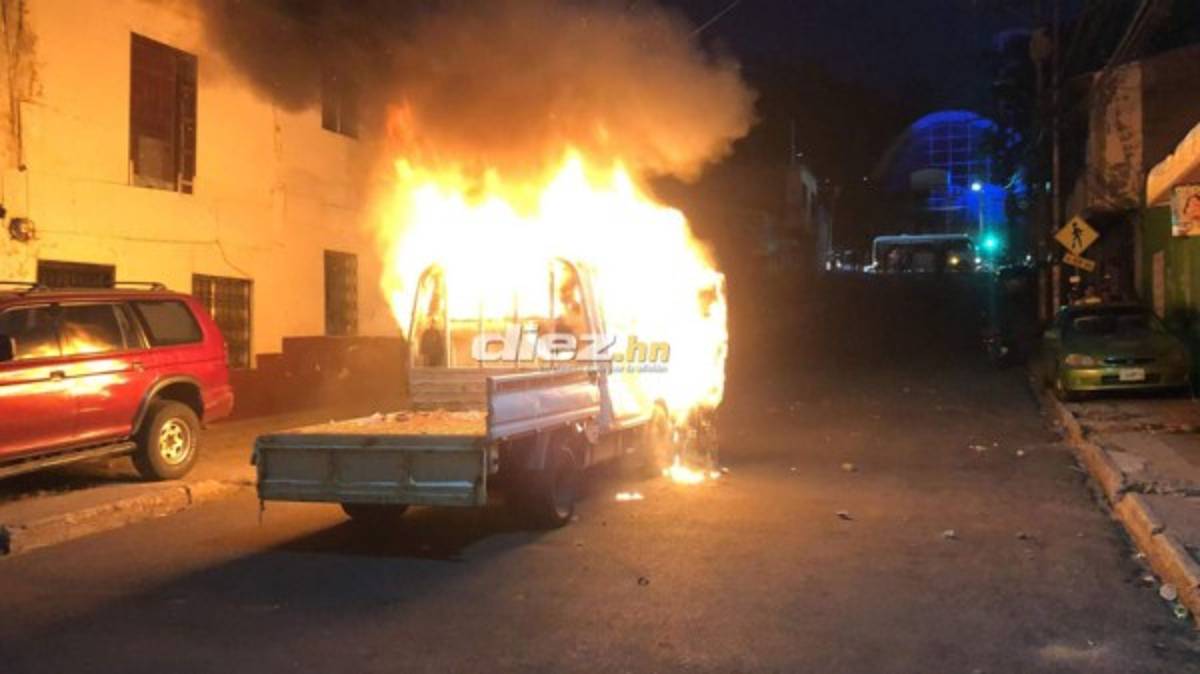 ¡Desmayados, disparos y gas lacrimógeno! El relajo en las afueras del Estadio Nacional