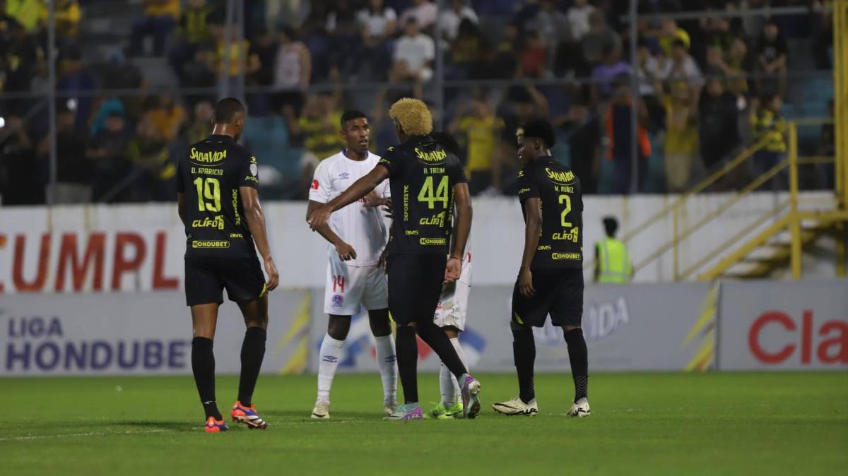 ¡Bronca en el clásico! Buba López estuvo incontrolable y el juego Real España vs Olimpia tuvo su nota negativa