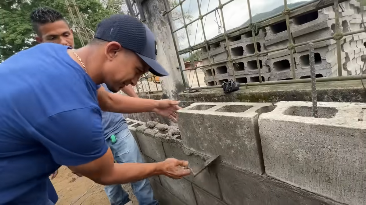 ¡Shin Fujiyama pone a trabajar a Mario Berríos como albañil! El divertido reto del youtuber japonés al exjugador hondureño