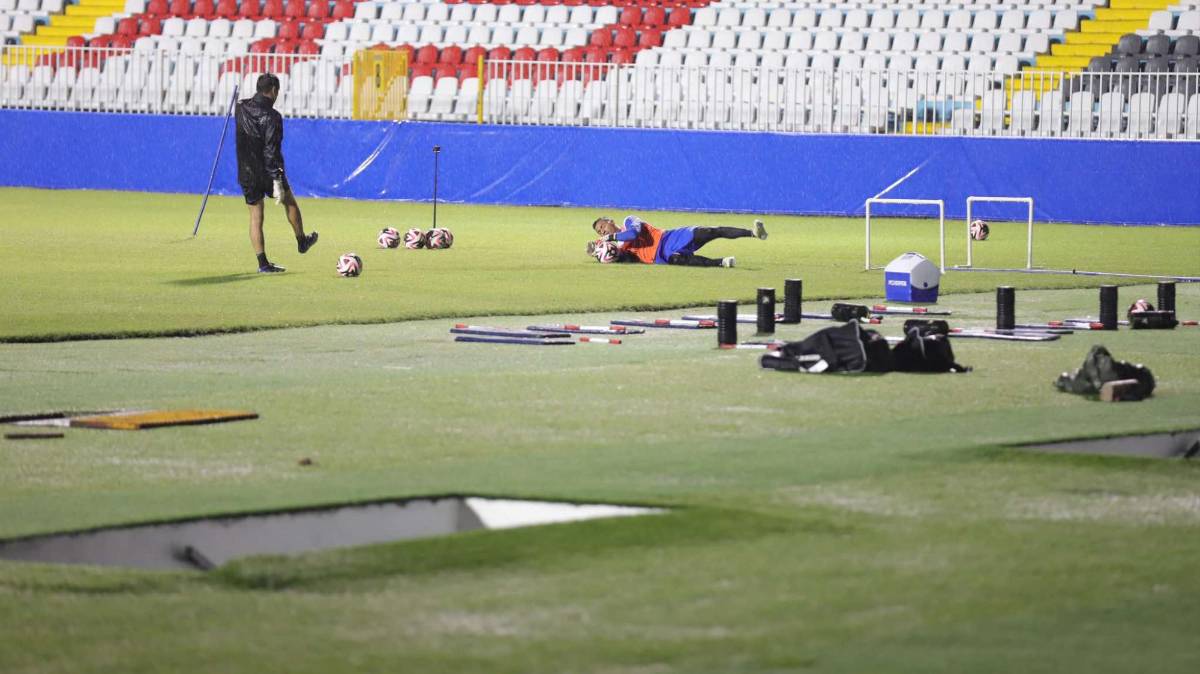 Nuevas caras y bajo una fuerte lluvia: Así fue el entrenamiento de la Selección de Honduras en el estadio Nacional