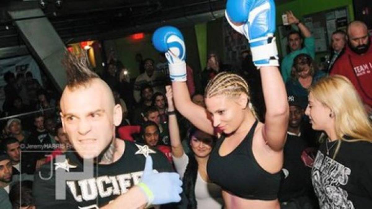 FOTOS: Peleadora tuvo que cambiar de categoría por tamaño de su busto