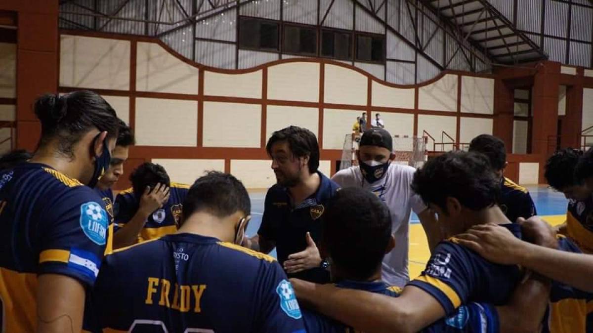 Montenegro es el entrenador de Boca Juniors futsal en la Liga Nacional hondureña.