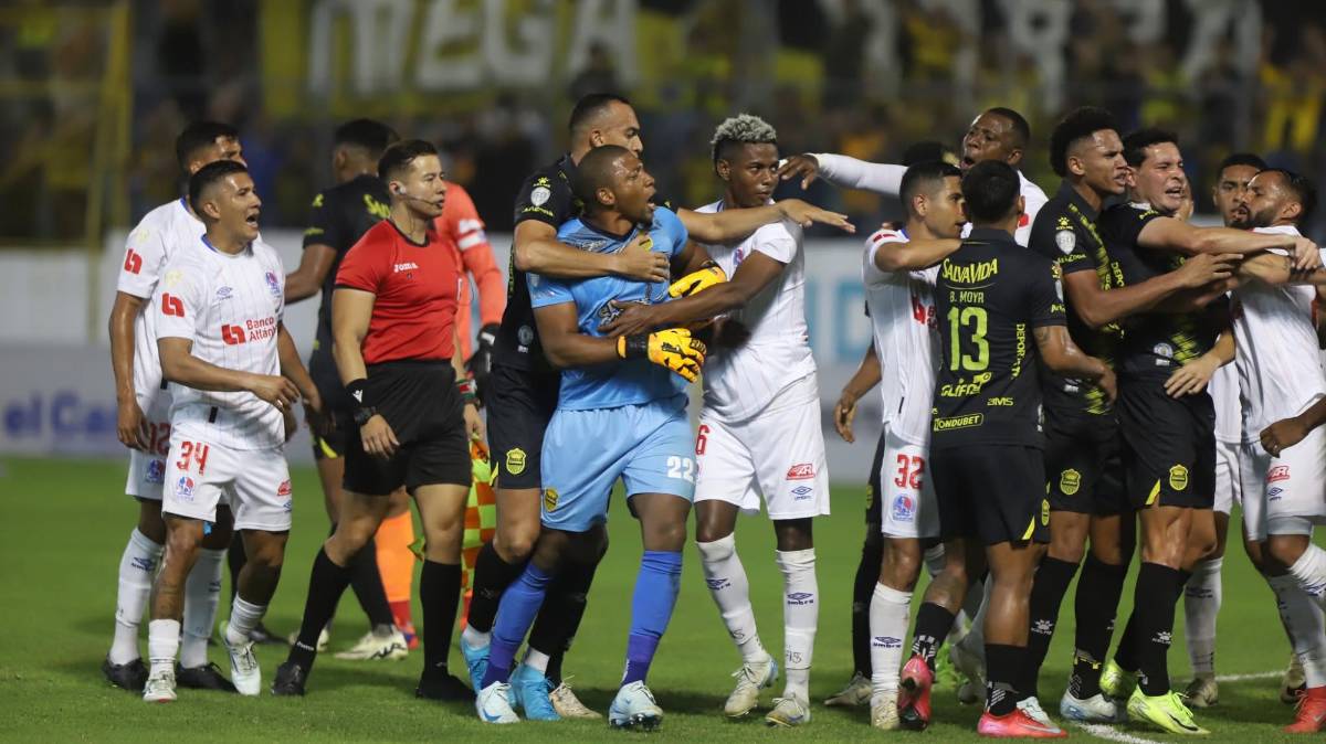 ¡Bronca en el clásico! Buba López estuvo incontrolable y el juego Real España vs Olimpia tuvo su nota negativa