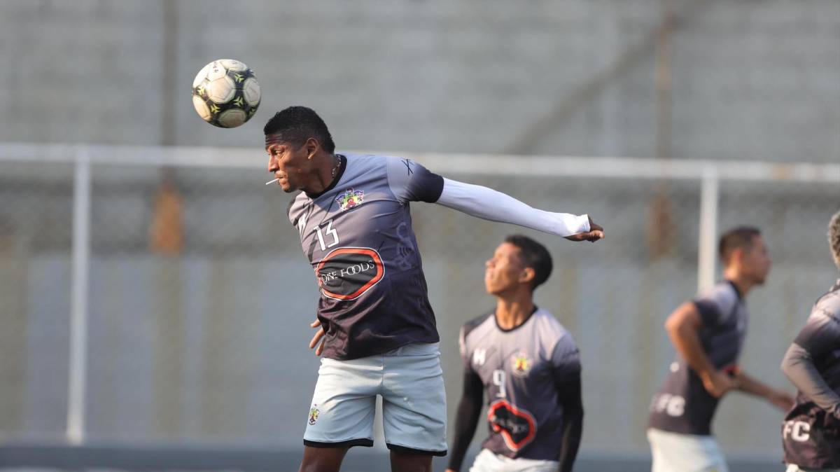 FOTOS: Carlo Costly se rehusa al retiro y así vive sus días como futbolista de Lone FC a sus 41 años de edad