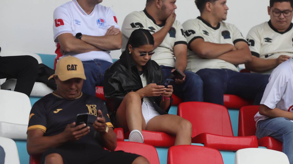 Derroche de belleza en la final: aficionadas, edecanes y presentadores disfrutan del Olimpia vs Motagua