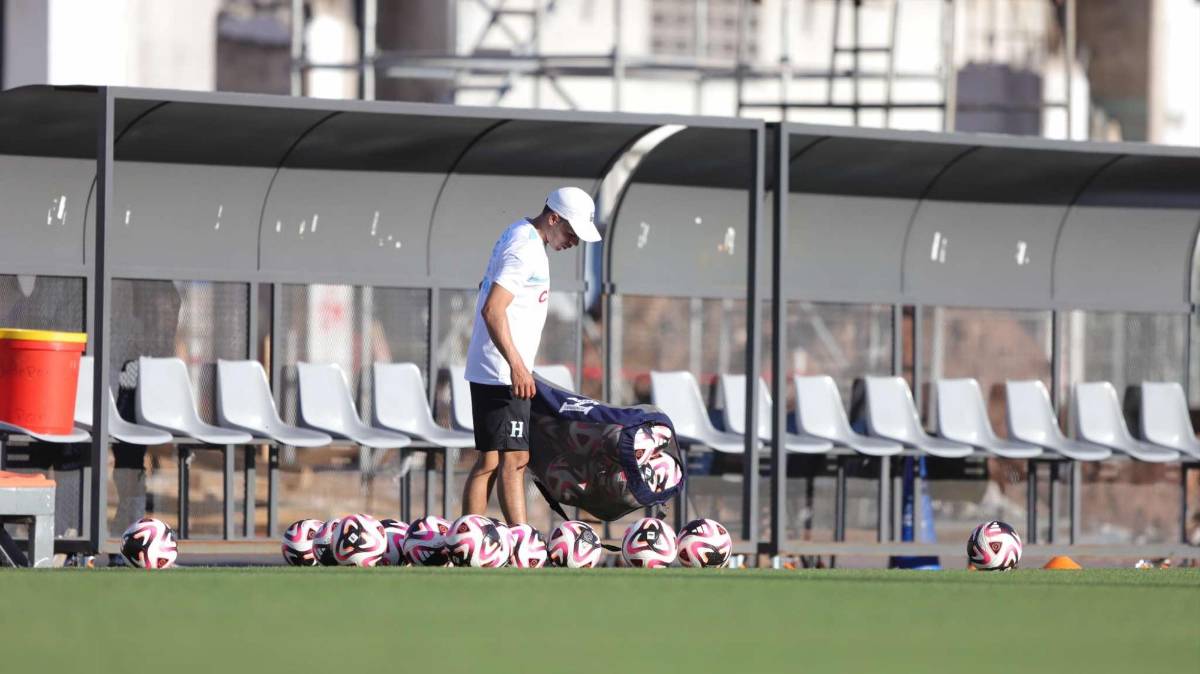 A “oscuras” entrenó la Selección de Honduras, Palma calienta motores y la charla de Rueda con el portero titular