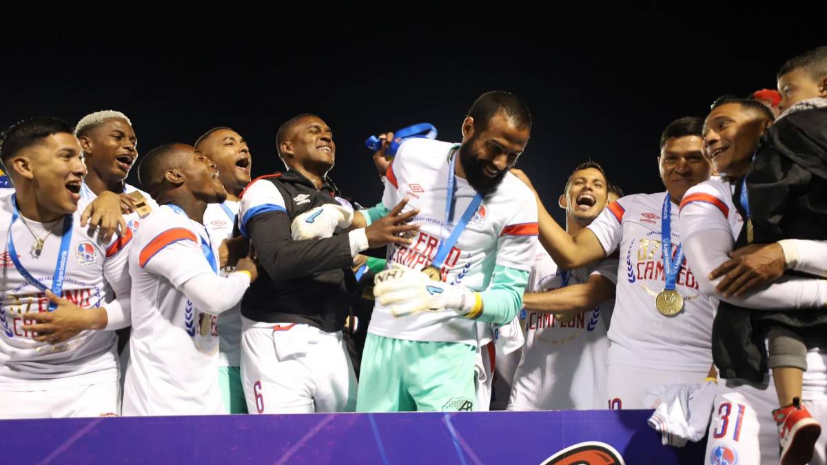 FOTOS: El que se robó el show en el festejo de Olimpia, el beso de Beckeles, legionarios presentes e invasión de cancha