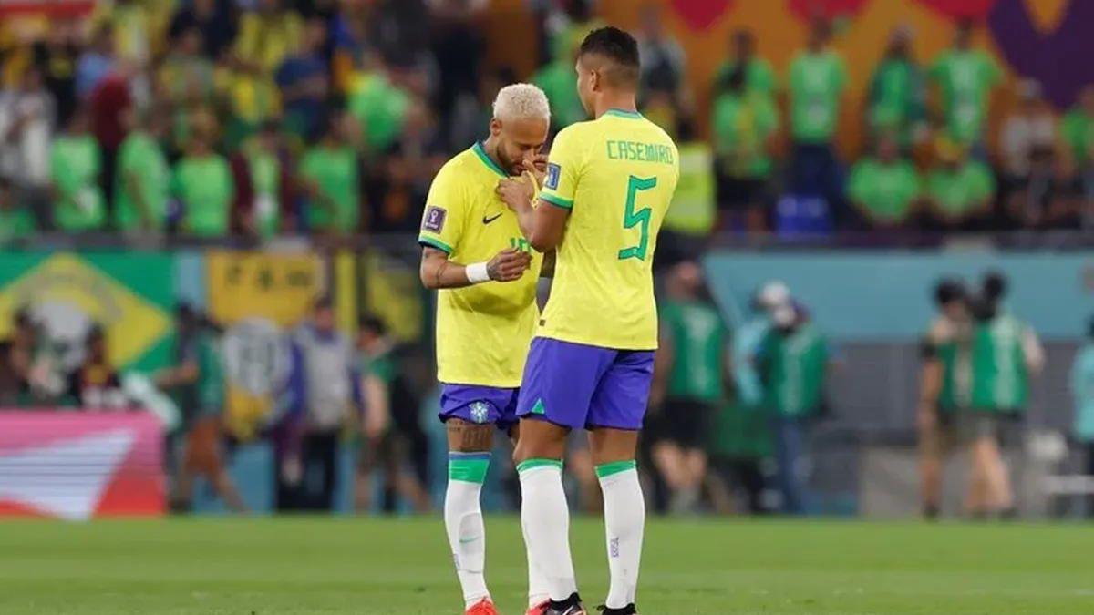 Casemiro aplicándole una sustancia a Neymar Jr.