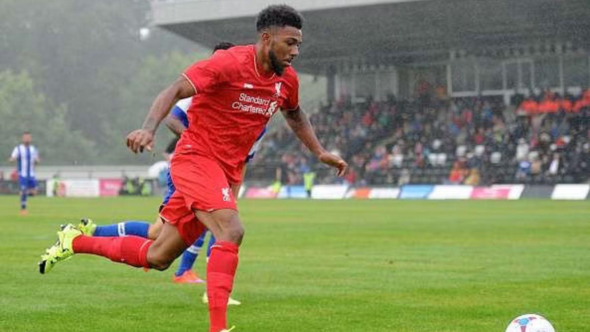 ¡No tiene equipo! De ser el más joven en debutar con el Liverpool a vender pollo frito en las calles de Inglaterra