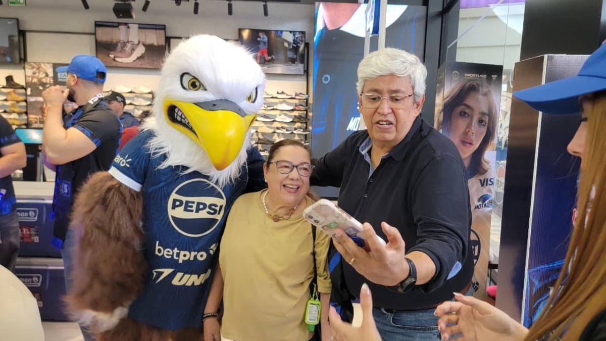 Tremendo abrazo a Javier López; así se deja querer Motagua por su afición en Tegucigalpa