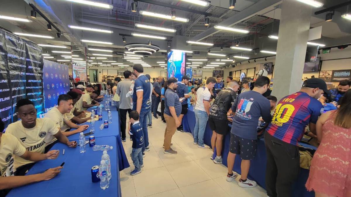 Tremendo abrazo a Javier López; así se deja querer Motagua por su afición en Tegucigalpa