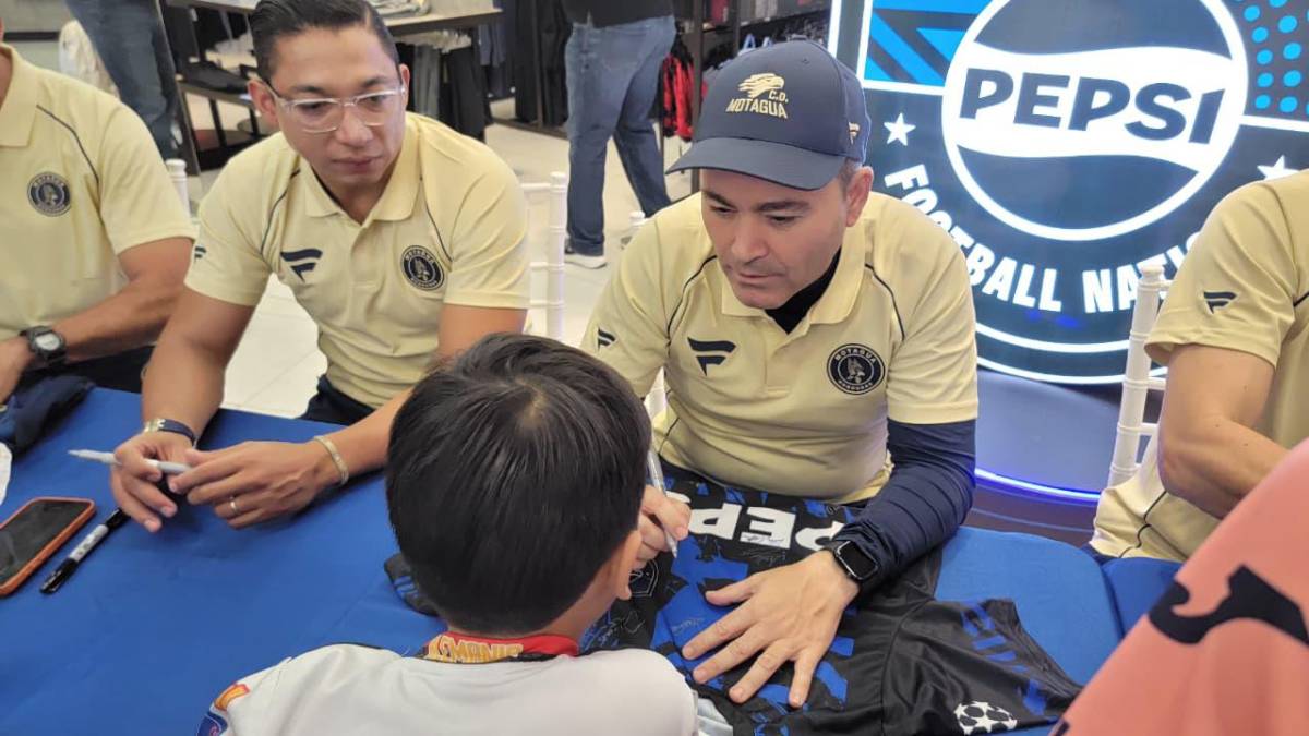 Tremendo abrazo a Javier López; así se deja querer Motagua por su afición en Tegucigalpa