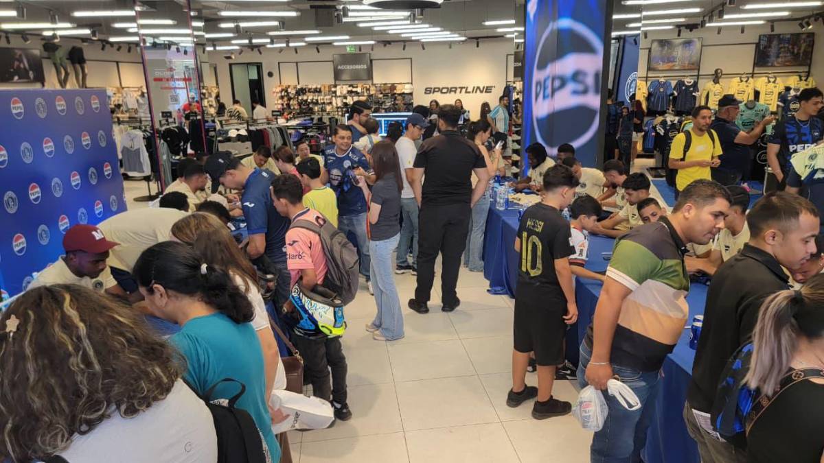 Tremendo abrazo a Javier López; así se deja querer Motagua por su afición en Tegucigalpa