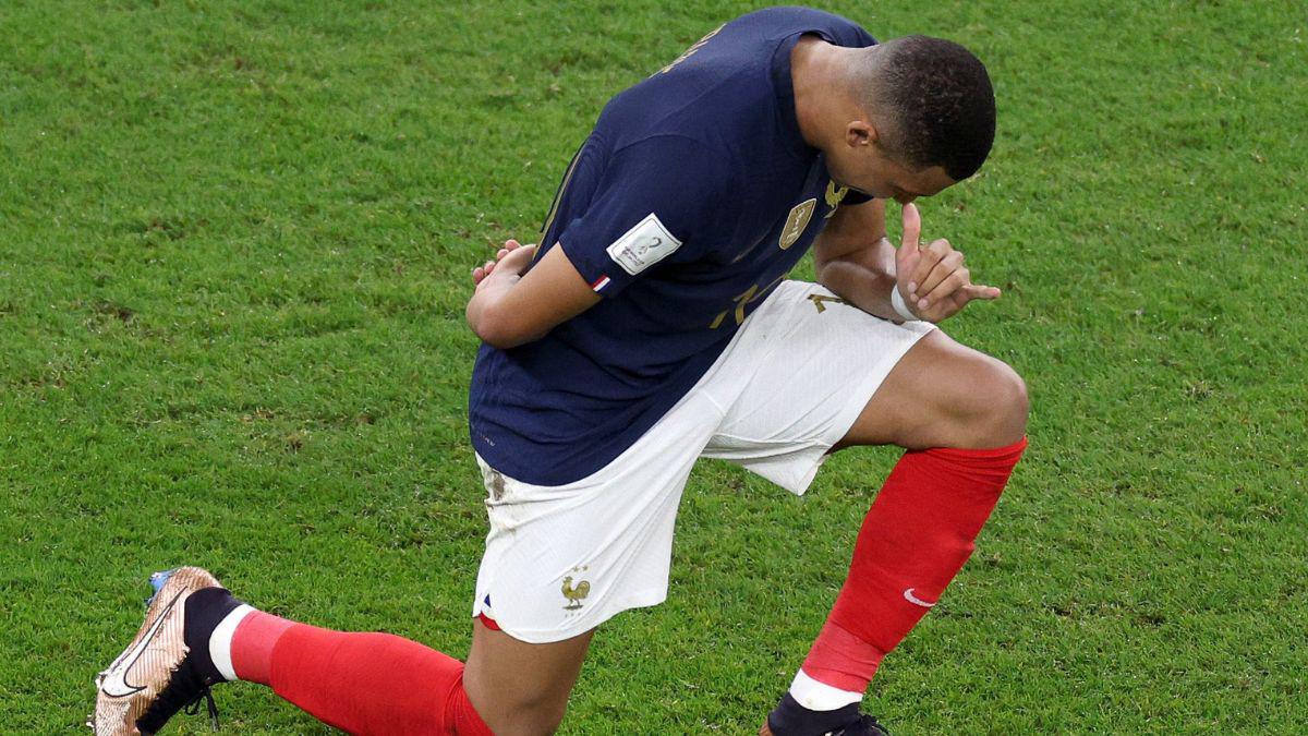 Las muestras de cariño de Giroud y Lewandowski con Mbappé; el francés que jugó con cadena de oro ante Polonia en el Mundial