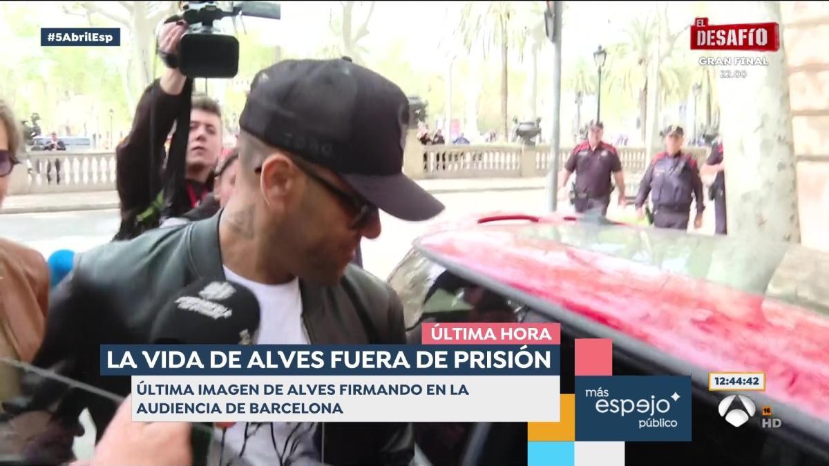 El polémico gesto de Dani Alves con un policía que causó indignación: “Ponemos alfombra roja como si fuera un héroe”
