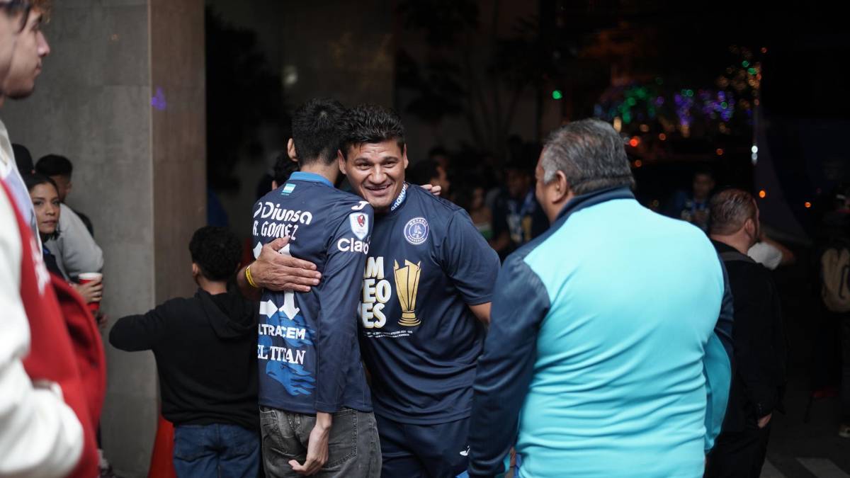Figura del Motagua jugó enfermo, pero salió celebrando con una cerveza y el que recibió flores: lo que no viste del festejo del Ciclón