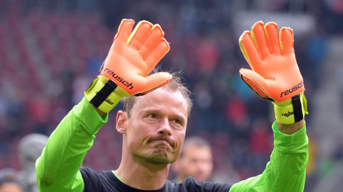 ¡Así quedó el auto! La sensible muerte de futbolista que chocó contra un tren: jugó en Juventus y Buffon le deja duro mensaje